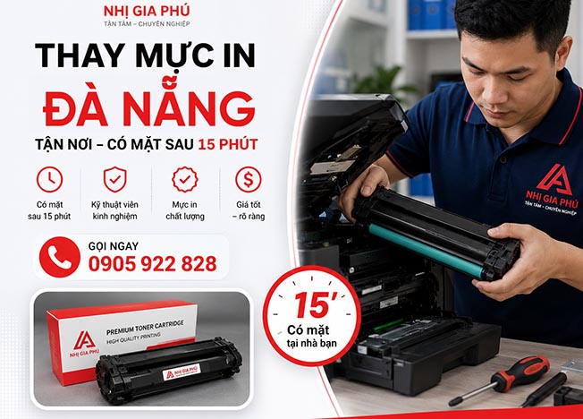 Kỹ thuật viên Nhị Gia Phú đang thay mực máy in tại văn phòng Đà Nẵng